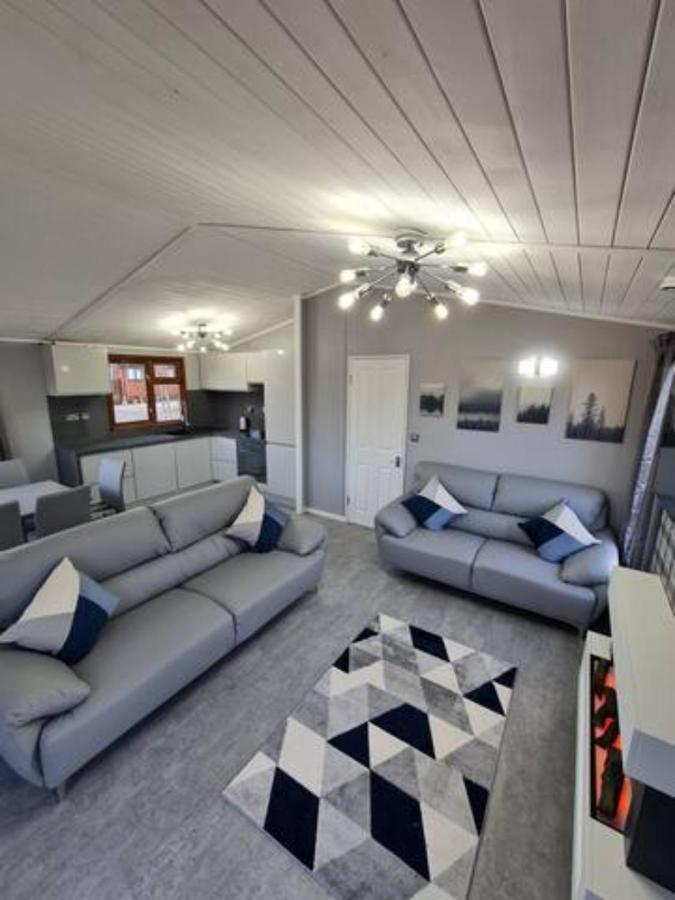 4 Bed Luxury Lodge With Hot Tub Near Lake District Warton ภายนอก รูปภาพ