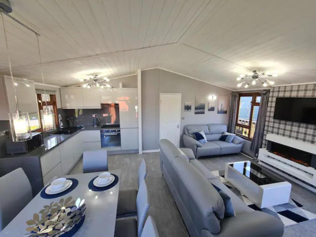 4 Bed Luxury Lodge With Hot Tub Near Lake District Warton ภายนอก รูปภาพ
