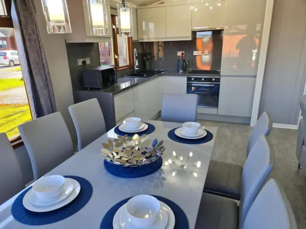 4 Bed Luxury Lodge With Hot Tub Near Lake District Warton ภายนอก รูปภาพ