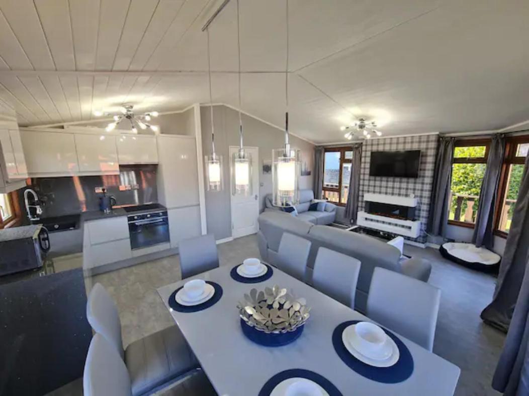 4 Bed Luxury Lodge With Hot Tub Near Lake District Warton ภายนอก รูปภาพ