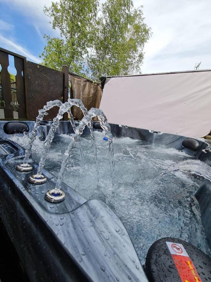 4 Bed Luxury Lodge With Hot Tub Near Lake District Warton ภายนอก รูปภาพ