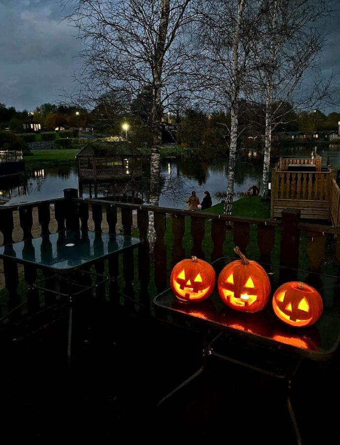 4 Bed Luxury Lodge With Hot Tub Near Lake District Warton ภายนอก รูปภาพ