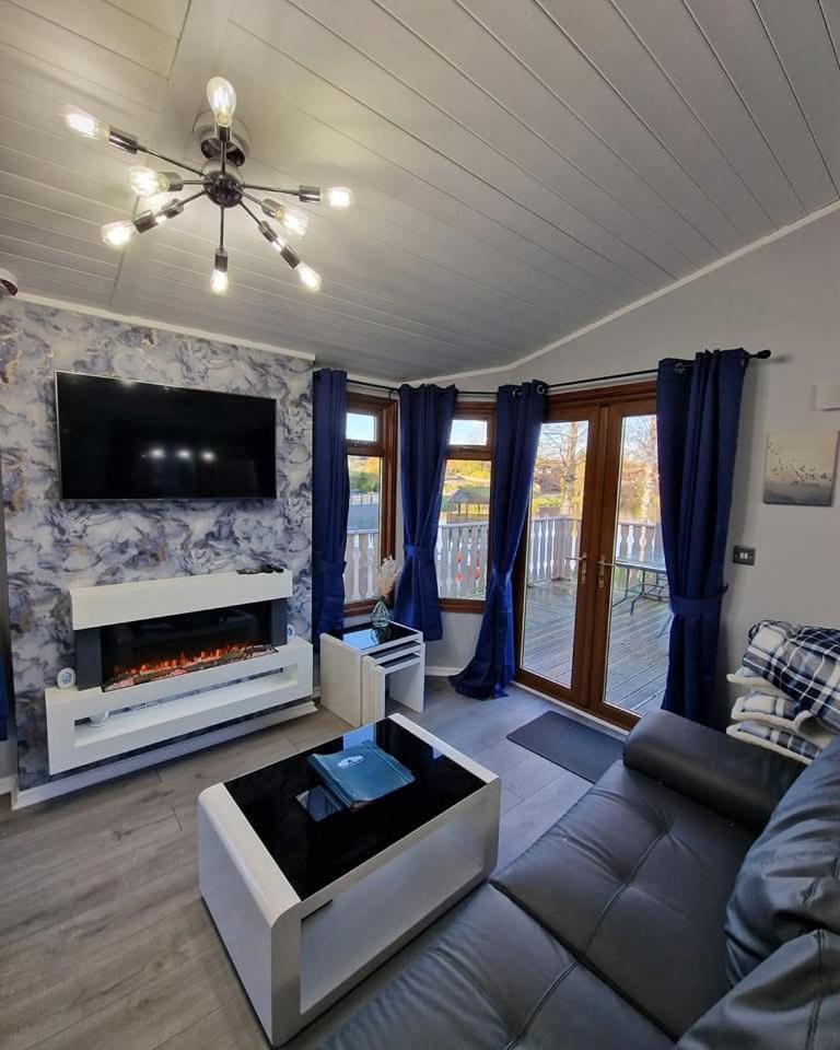 4 Bed Luxury Lodge With Hot Tub Near Lake District Warton ภายนอก รูปภาพ