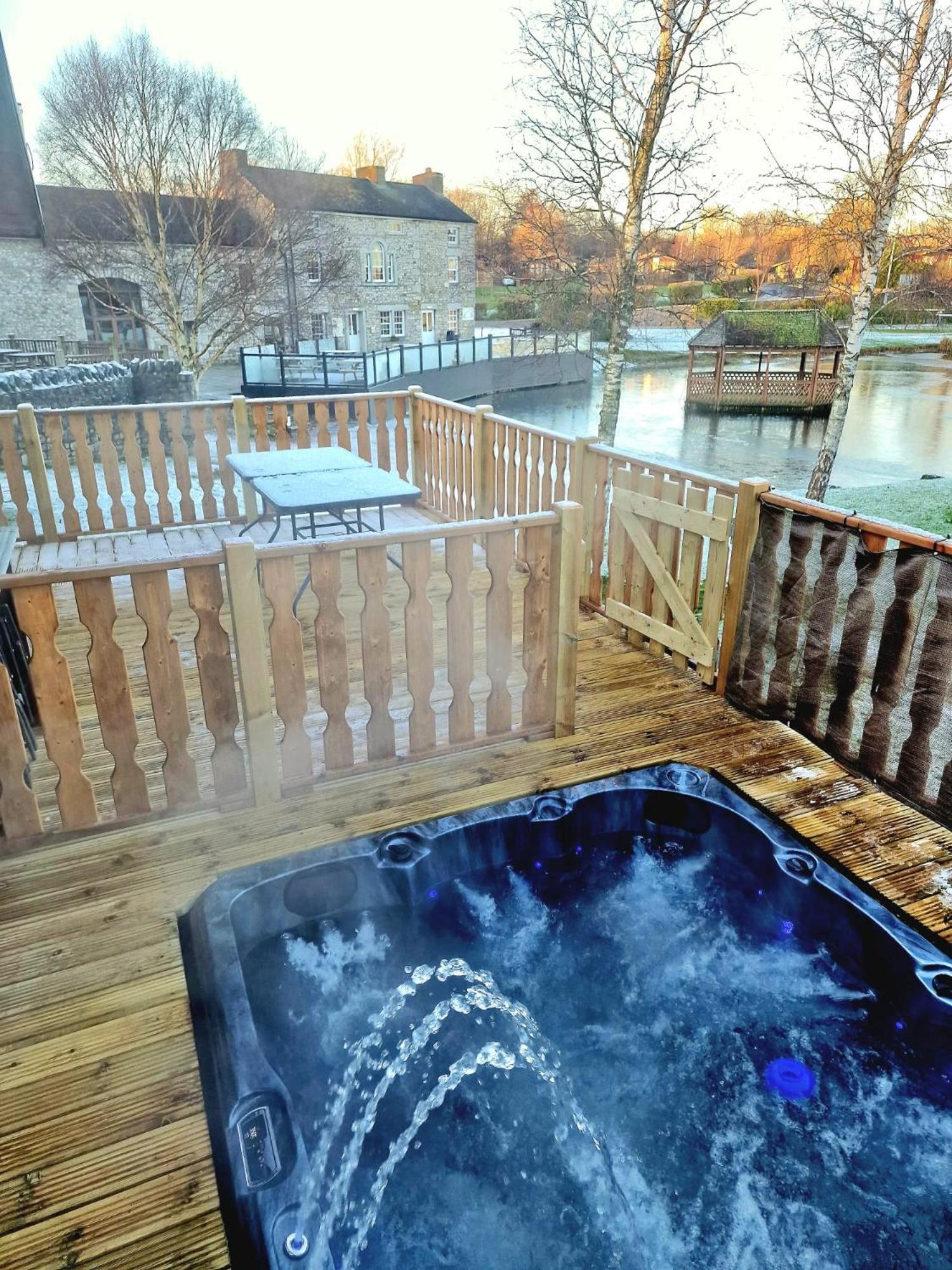 4 Bed Luxury Lodge With Hot Tub Near Lake District Warton ภายนอก รูปภาพ